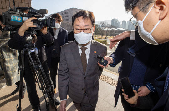 박범계 "한명숙 모해위증교사 사건 오늘 결론"      (과천=연합뉴스) 윤동진 기자 = 박범계 법무부 장관이 17일 오전 정부과천청사 법무부로 출근하고 있다. 2021.3.17      mon@yna.co.kr  (끝)